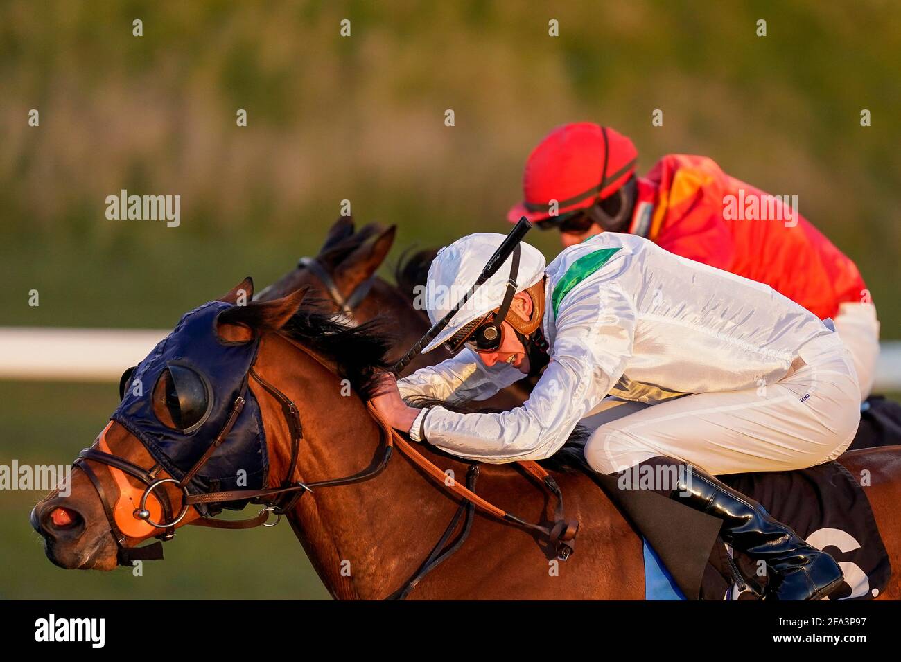 James Doyle montar a caballo Heaven Forfend (blanco) en su camino a ganar  el Ministerio de Sonido Clásico 21st de agosto Handicap en el hipódromo de  Chelmsford City. Fecha de la foto: