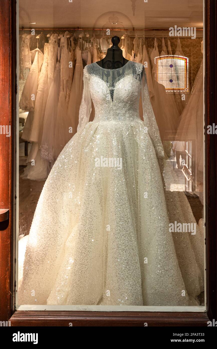 Vestido de boda cubierto con lentejuelas en una ventana de tienda de ropa, Reino Unido Foto de stock