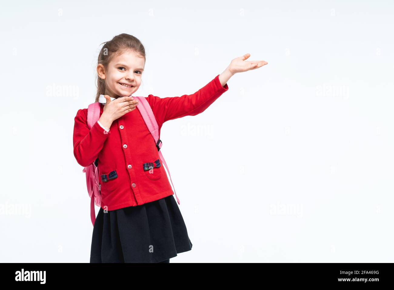 hoy petróleo Calamidad Adorable niña en chaqueta escolar roja, vestido negro, mochila Fotografía  de stock - Alamy