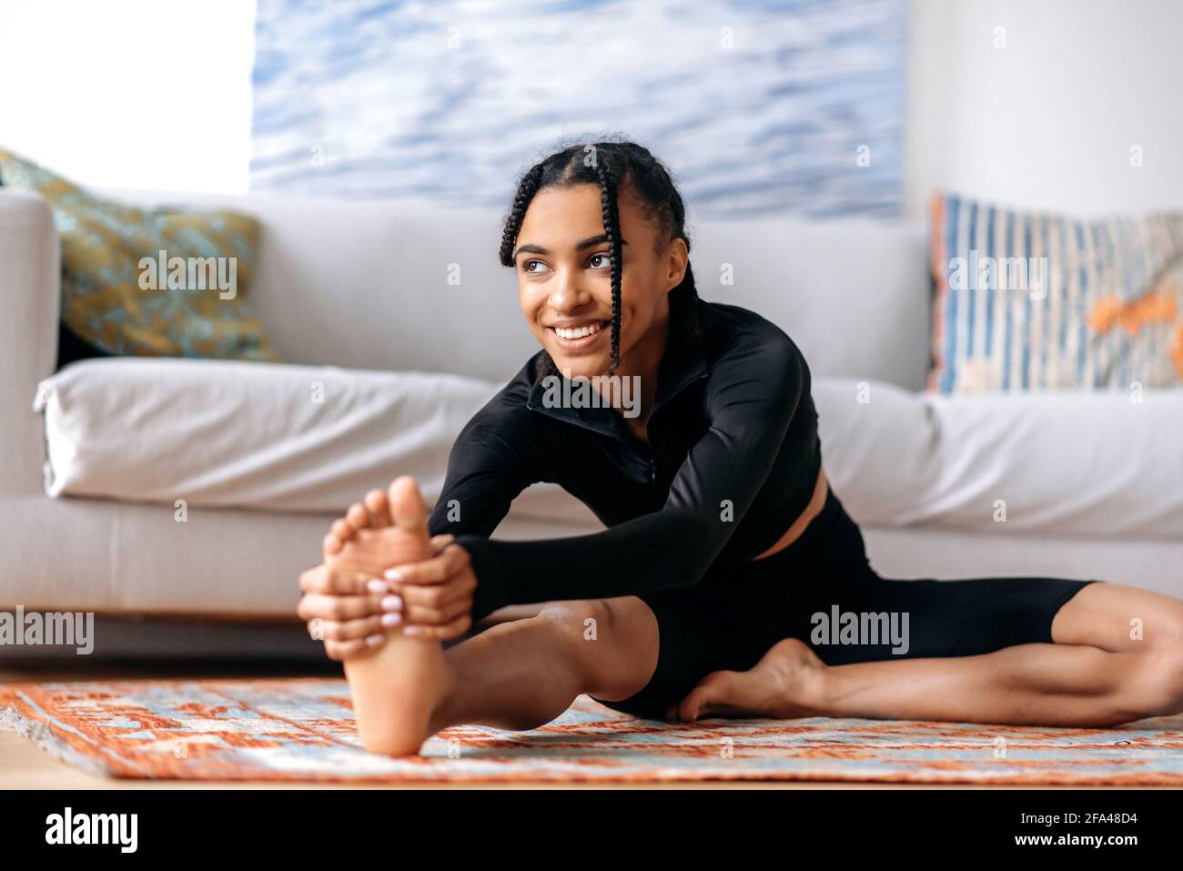 Fitness Deporte joven mujer vestirse en sudadera con capucha para otoño  piscina corriendo. Longitud de cuerpo completo retrato aislado sobre fondo  blanco Fotografía de stock - Alamy