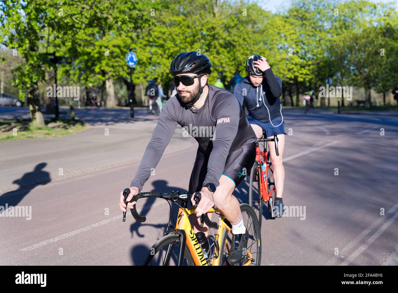 Dos ciclistas entrenan en el Greenwich Park de Londres, ejercicio al aire libre, mantenerse en forma, Inglaterra Foto de stock