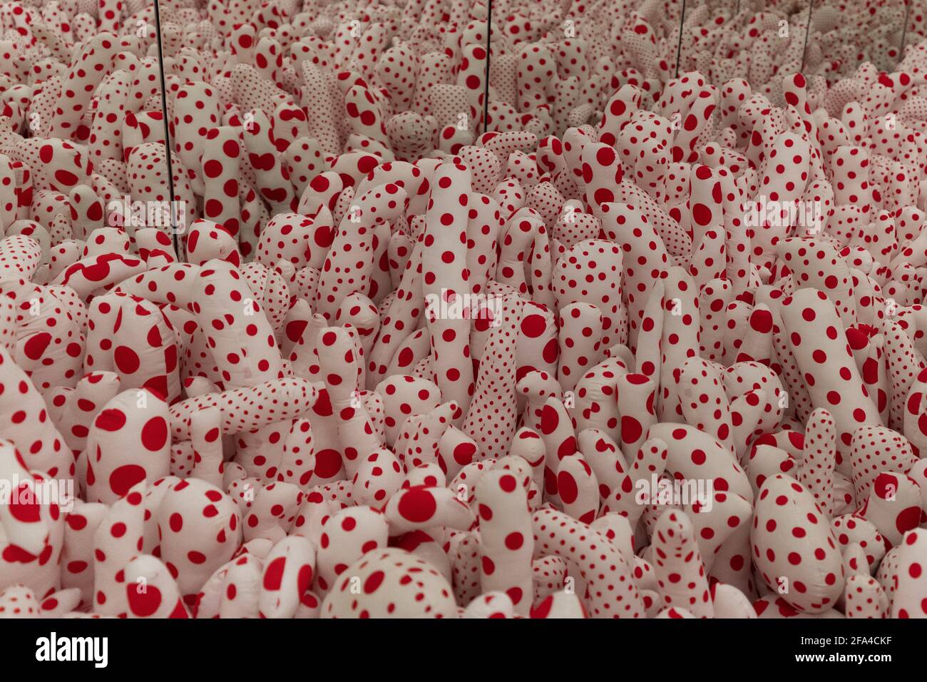 Yayomi kusama fotografías e imágenes de alta resolución Alamy