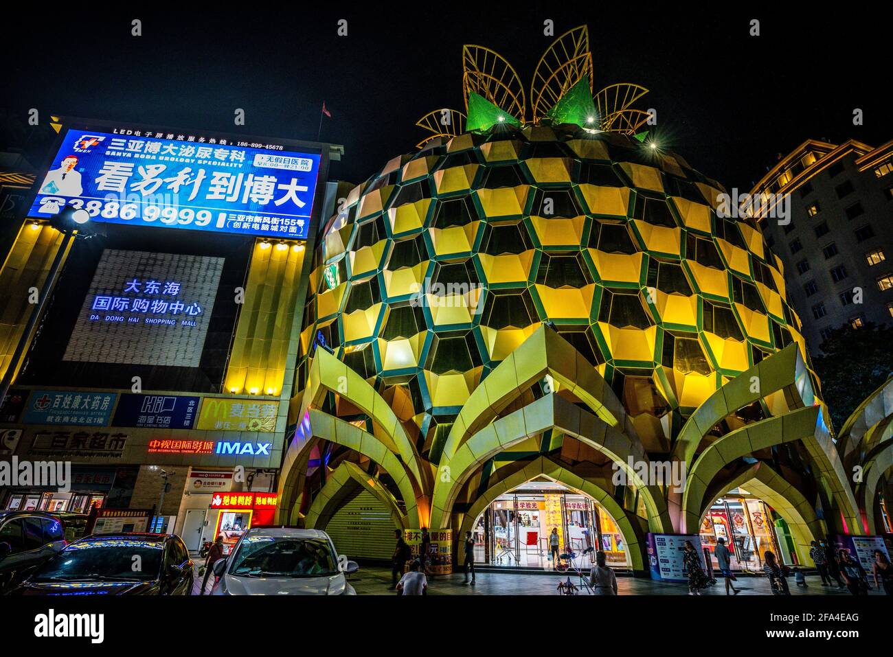Sanya China , 25 de marzo de 2021 : Dadonghai International Shopping Center alias Pineapple Mall vista por la noche en la ciudad de Sanya, isla de Hainan, China Foto de stock