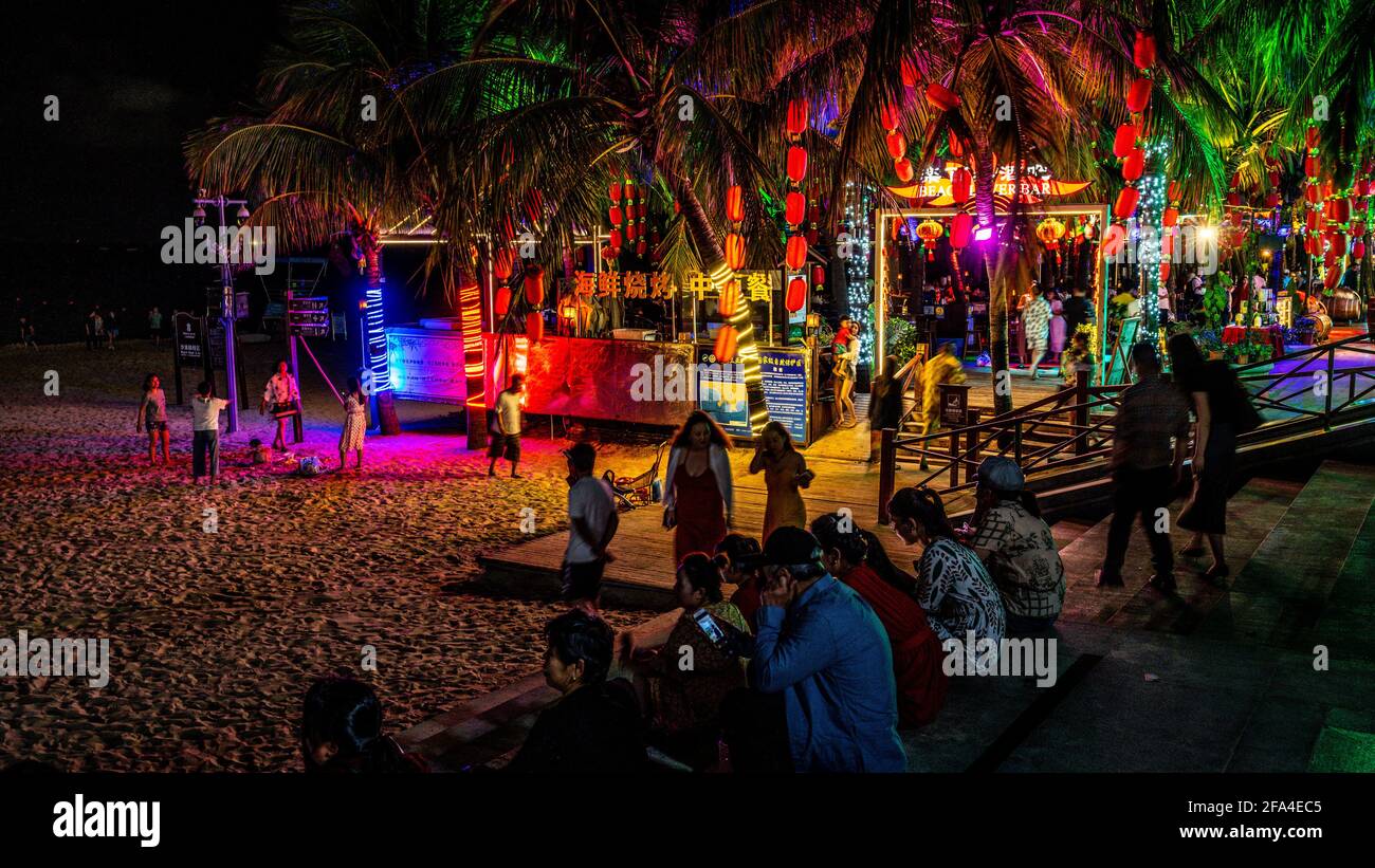 Sanya China , 25 de marzo de 2021 : Vida nocturna en Sanya con vista a la entrada de un bar con gente en la playa de Dadonghai por la noche en la ciudad de Sanya Hainan islan Foto de stock