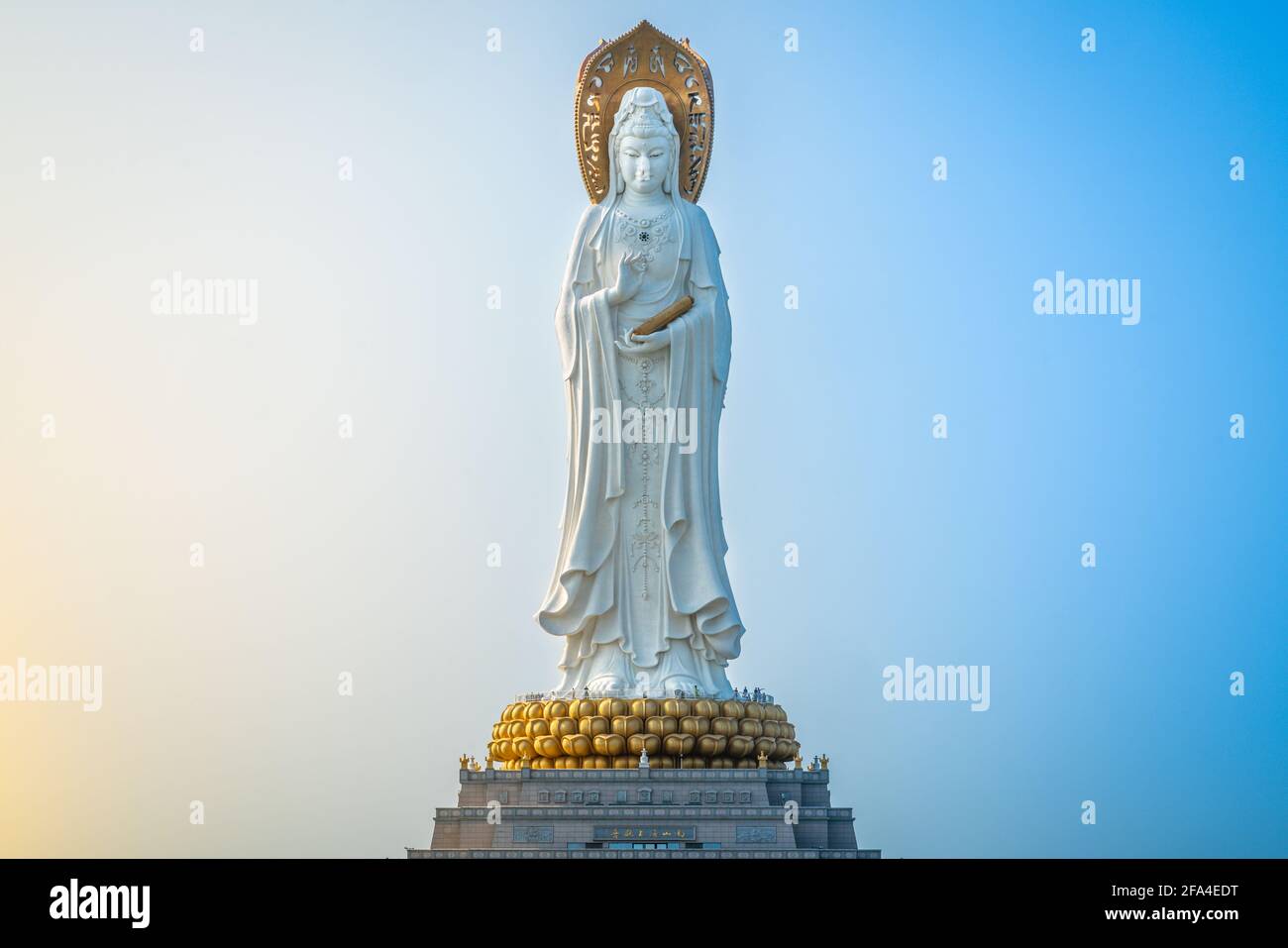 Hermosa vista frontal de 108m altos Guanyin del sur Estatua del mar del templo del parque cultural del budismo de Nanshan al amanecer En Sanya, en la isla de Hainan, China Foto de stock
