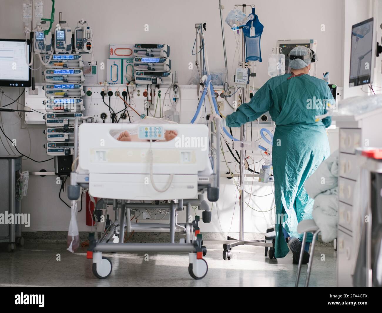 Brunswick, Alemania. 20th de Abr de 2021. Una enfermera de cuidados  intensivos atiende a un paciente que sufre de Covid-19 en la unidad de cuidados  intensivos del Hospital Braunschweig. Cuando la pandemia