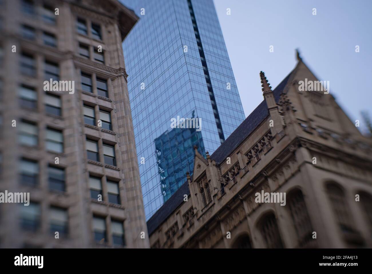 Lensbaby foto de mirar hacia arriba a los edificios viejos y nuevos en Chicago Foto de stock