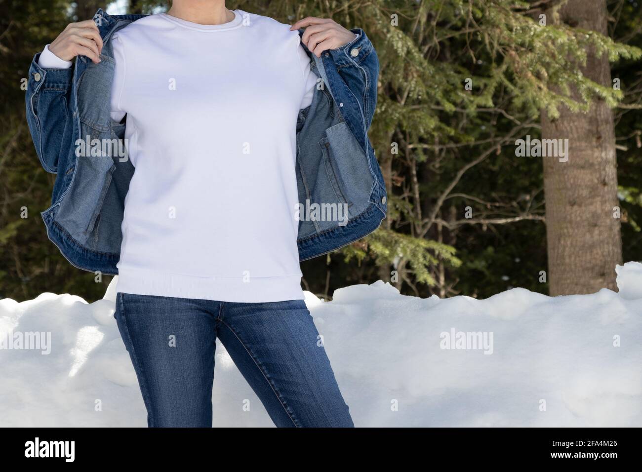 Chándal de felpa blanca con cuello de crecha y una chica con chaqueta  vaquera azul en maderas nevadas. Plantilla de sudadera de peso pesado,  maqueta de mockup Fotografía de stock - Alamy