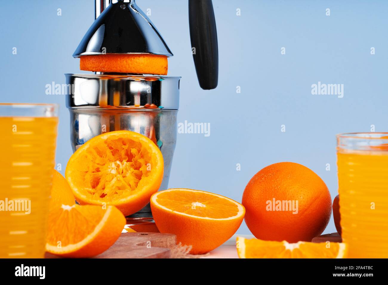 Mano metálica exprimidor de jugo de naranja de cerca Fotografía de stock -  Alamy