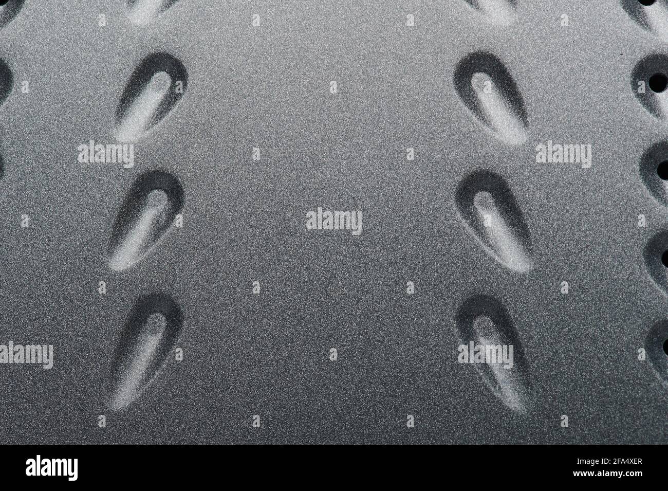Vista de primer plano de las curvas en la macro de superficie gris metálica Foto de stock