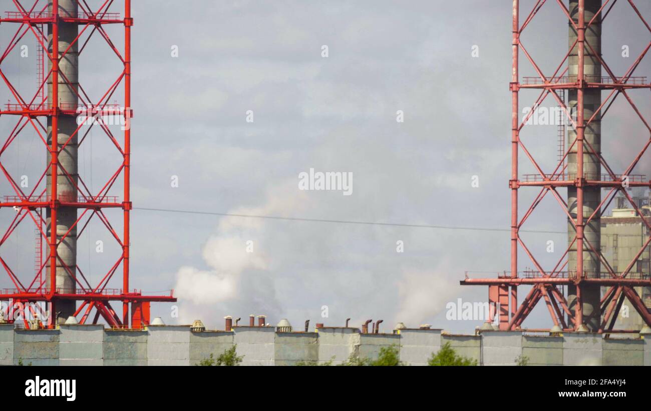 Foto de las tuberías de la planta fumadora en el distrito industrial Foto de stock