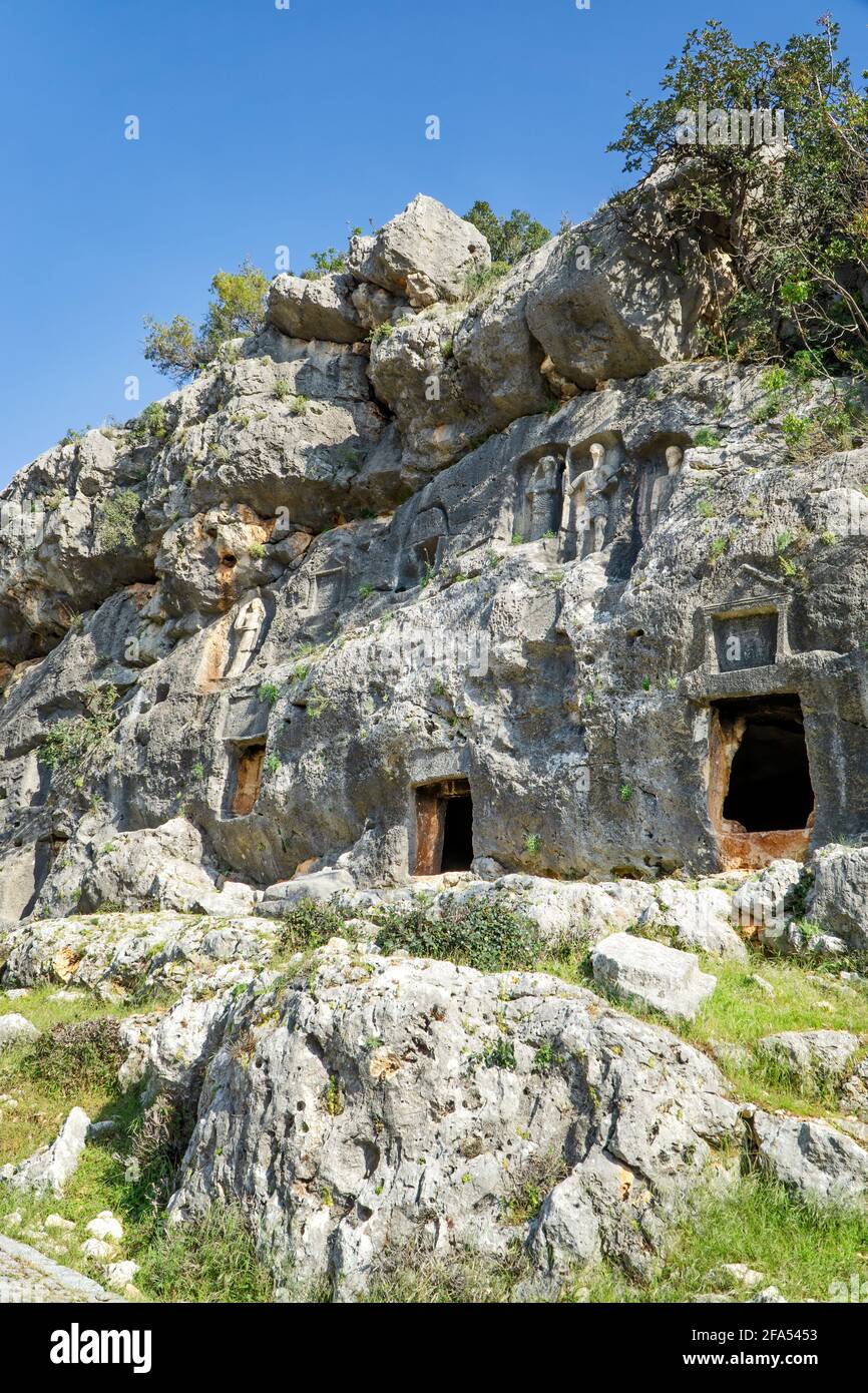 Detalle de la Nekropolis Canakci, tumbas y relieves talladas en roca, Mersin, Turquía Foto de stock