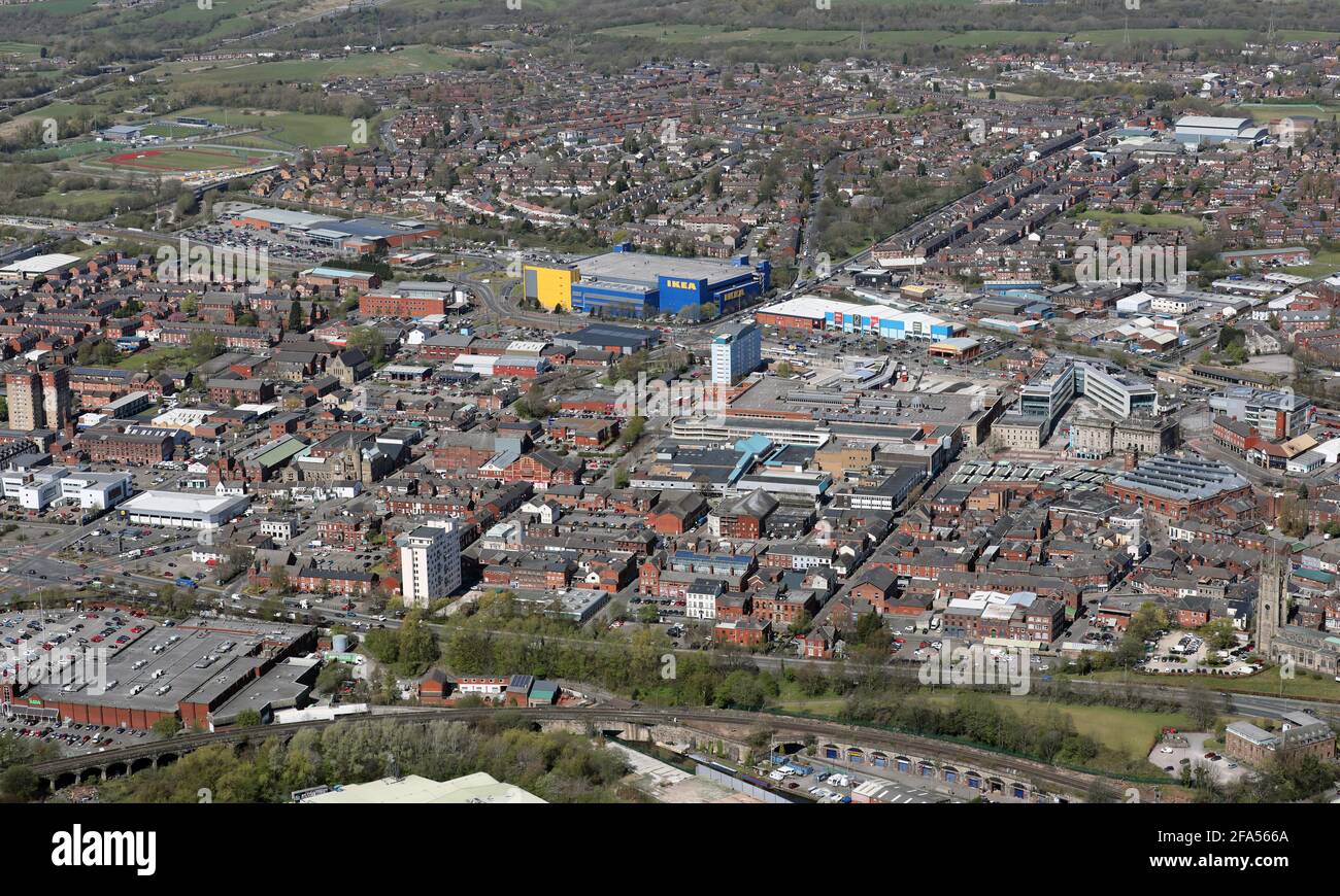 Vista aérea de Ashton-under-Lyne, una ciudad comercial en Tameside, Gran Manchester, Reino Unido Foto de stock