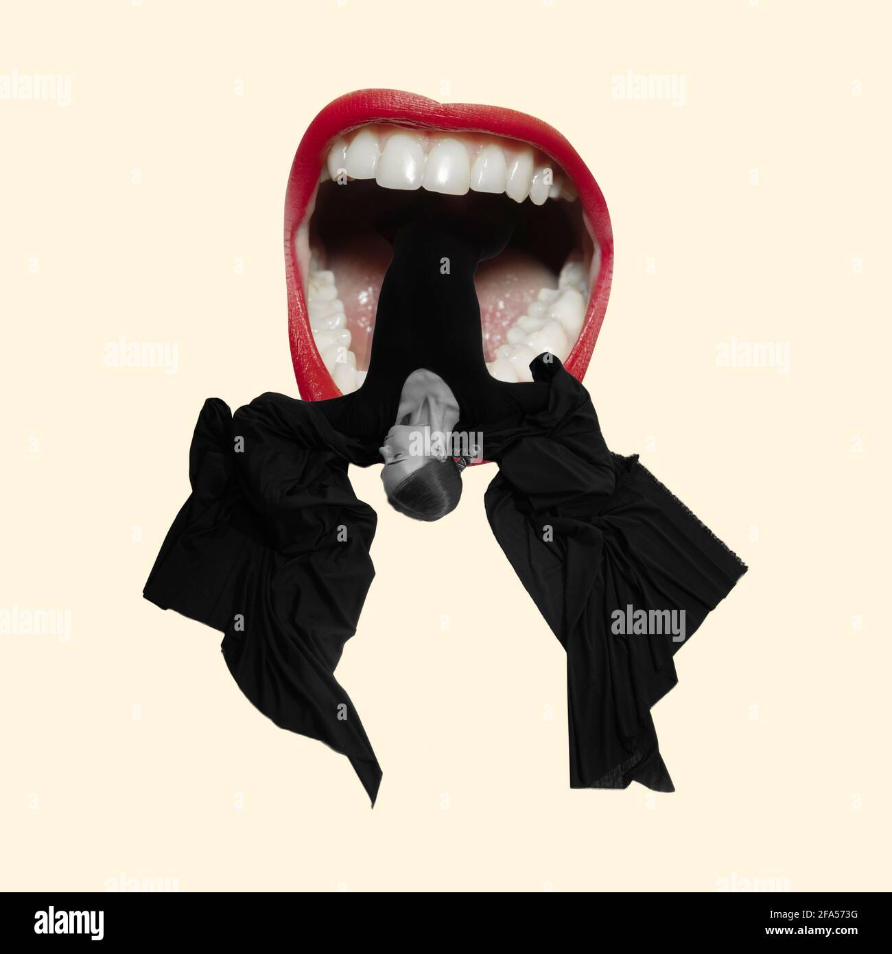 Collage de arte contemporáneo, diseño moderno. Estilo RETRO. Bailarina de moda en tela negra acostada en boca femenina grande con labios rojos Foto de stock