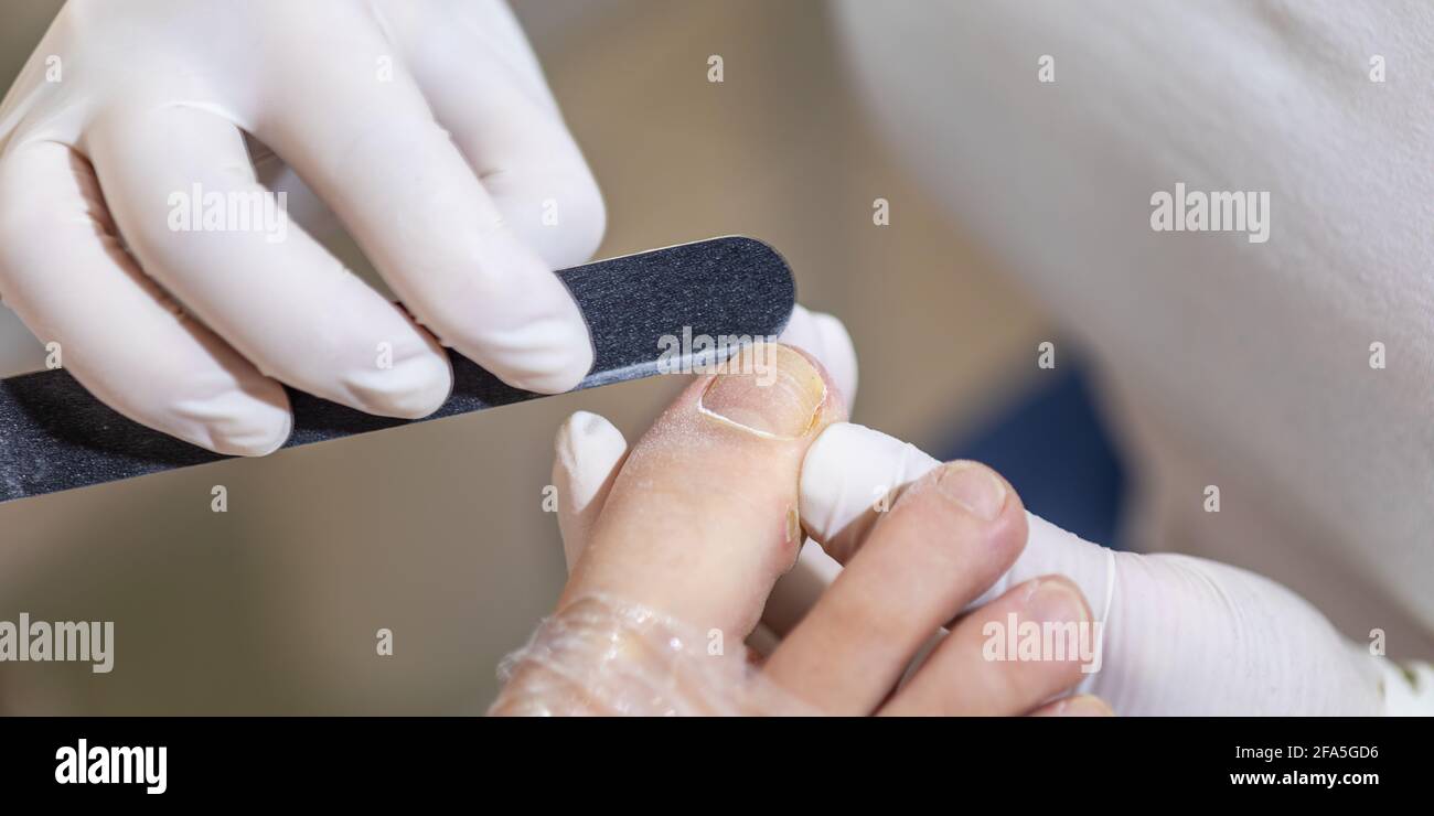 Pie femenino en proceso de procedimiento de pedicura foto de stock de tratamiento Foto de stock