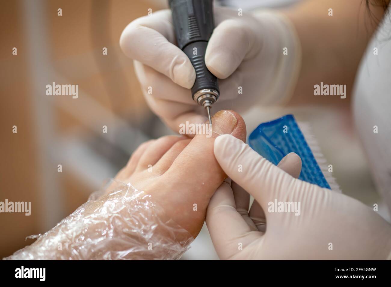 Pie femenino en proceso de procedimiento de pedicura foto de stock de tratamiento Foto de stock