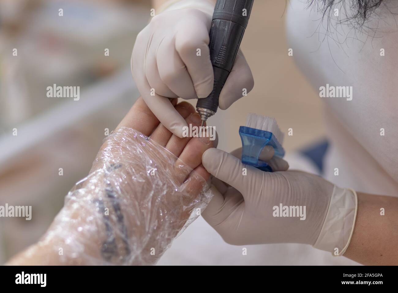 Pie femenino en proceso de procedimiento de pedicura foto de stock de tratamiento Foto de stock