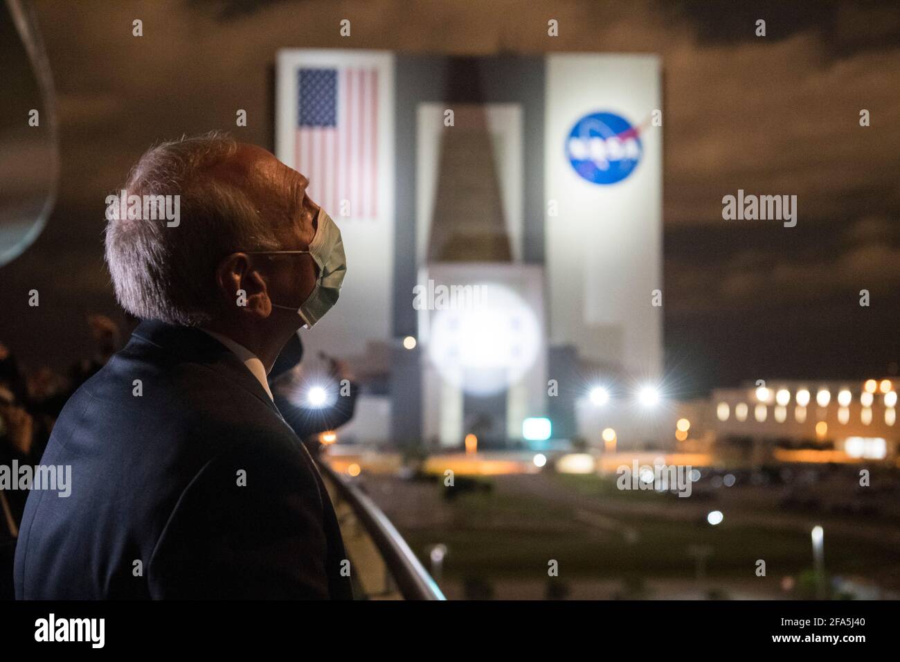 Steve Jurczyk, administrador interino de la NASA, observa el lanzamiento de un cohete SpaceX Falcon 9 que transporta la nave espacial Crew Dragon de la compañía en la misión SpaceX Crew-2 de la NASA con los astronautas de la NASA Shane Kimbrough y Megan McArthur, astronauta de la ESA (Agencia Espacial Europea) Thomas Pesquet, Y el astronauta de la Agencia de Exploración Aeroespacial de Japón (JAXA), Akihiko Hoshide, a bordo del viernes 23 de abril de 2021, desde el balcón del Edificio II de Apoyo a las Operaciones del Centro Espacial Kennedy de la NASA en Florida. La misión SpaceX Crew-2 de la NASA es la primera misión de rotación de la tripulación de la nave espacial SpaceX Crew Dragon y del cohete Falcon 9 Foto de stock