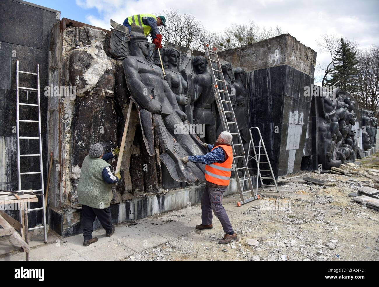 Larva del moscardón Sin cabeza menos Los trabajadores desmantelan el bajorrelieve en el Monumento a la Gloria de  Guerra del Ejército Soviético tras una decisión de las autoridades locales  en Lviv, Ucrania, 23 de abril de 2021. REUTERS/Pavlo