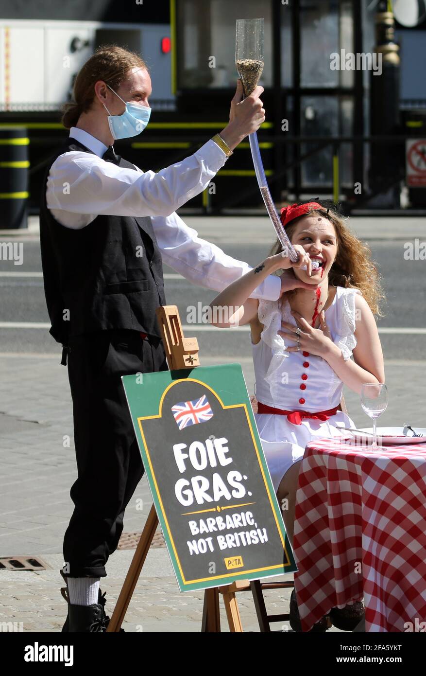 Londres, Inglaterra, Reino Unido. 23rd de Abr de 2021. Una defensora de PETA en bandera inglesa roja y blanca'“vestido estilo sentado en una mesa de cena fuera del británico