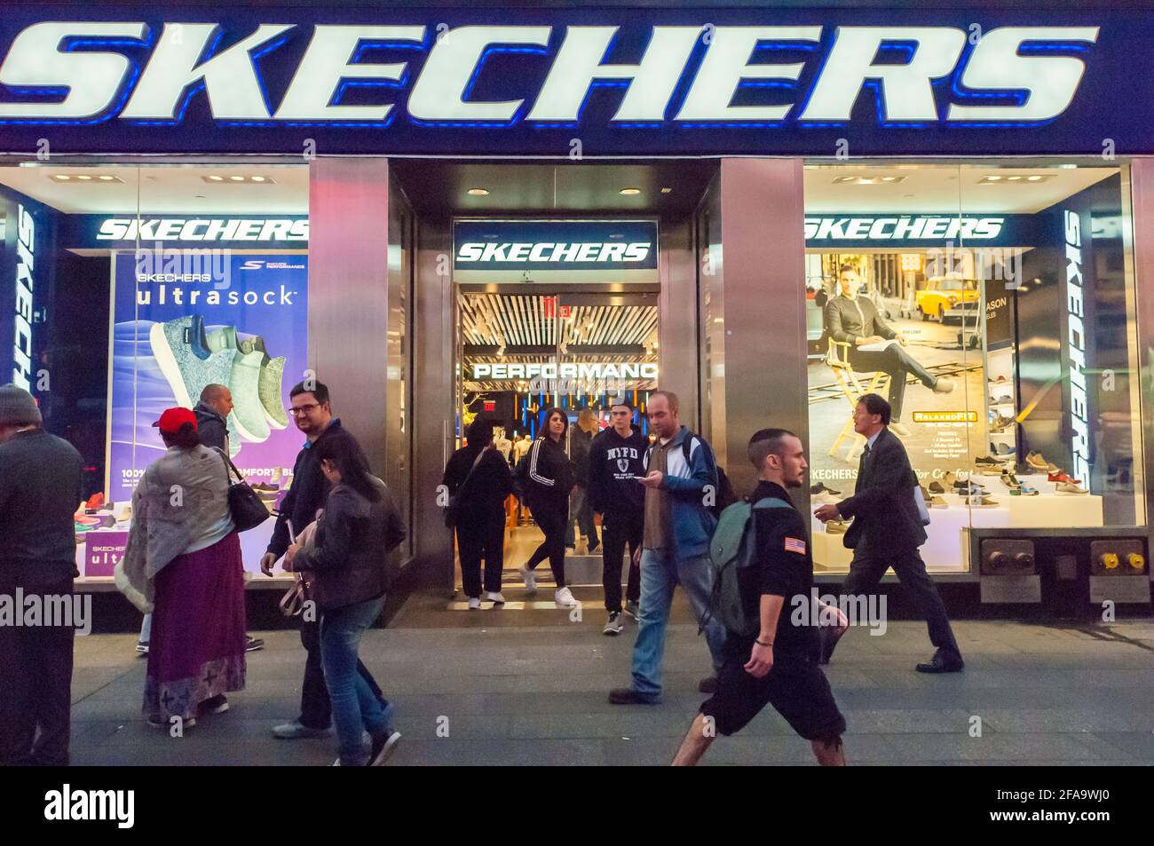 Una tienda Skechers en Times Square en Nueva York el martes 6 de junio de  2017. SKECHERS ha sido recientemente actualizado a "positivo" de su  calificación anterior de "neutral" por Susquehanna Financial