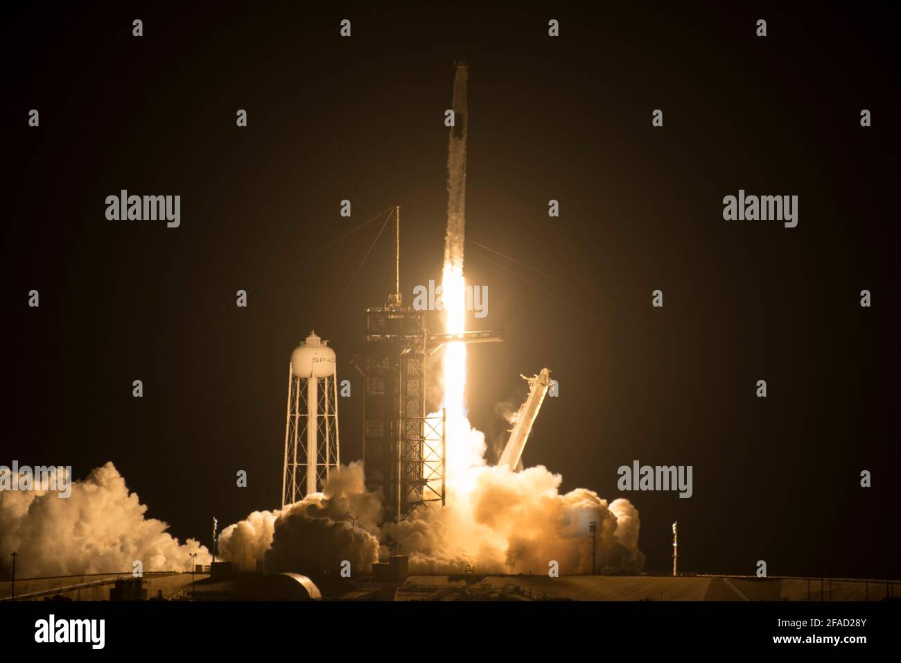 Un cohete SpaceX Falcon 9 que transporta la nave espacial Crew Dragon de la compañía se lanza en la misión SpaceX Crew-2 de la NASA a la Estación Espacial Internacional con los astronautas de la NASA Shane Kimbrough y Megan McArthur, astronauta de la ESA (Agencia Espacial Europea) Thomas Pesquet, Akihiko Hoshide, astronauta de la Agencia de Exploración Aeroespacial de Japón (JAXA), a bordo del viernes 23 de abril de 2021, en el Centro Espacial Kennedy de la NASA en Florida. La misión SpaceX Crew-2 de la NASA es la segunda misión de rotación de la tripulación de la nave espacial SpaceX Crew Dragon y el cohete Falcon 9 a la Estación Espacial Internacional como parte del Commercial de la agencia Foto de stock