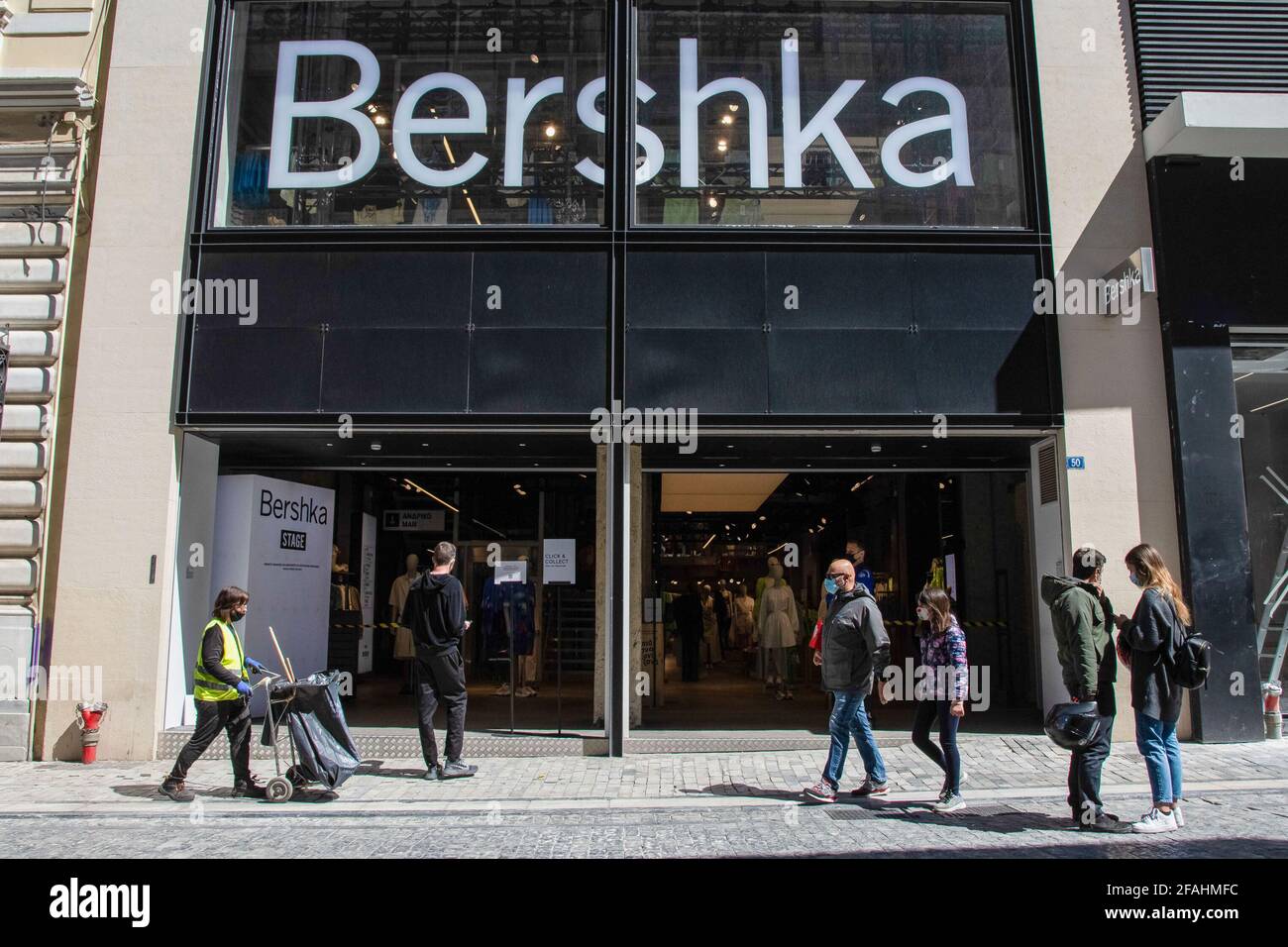Atenas, Grecia. 21st de Abr de 2021. Se ve a la gente caminando por una  tienda Bershka en la calle Ermou cerca de la plaza Syntagma Crédito:  Nikolas Joao Kokovlis/SOPA Images/ZUMA Wire/Alamy