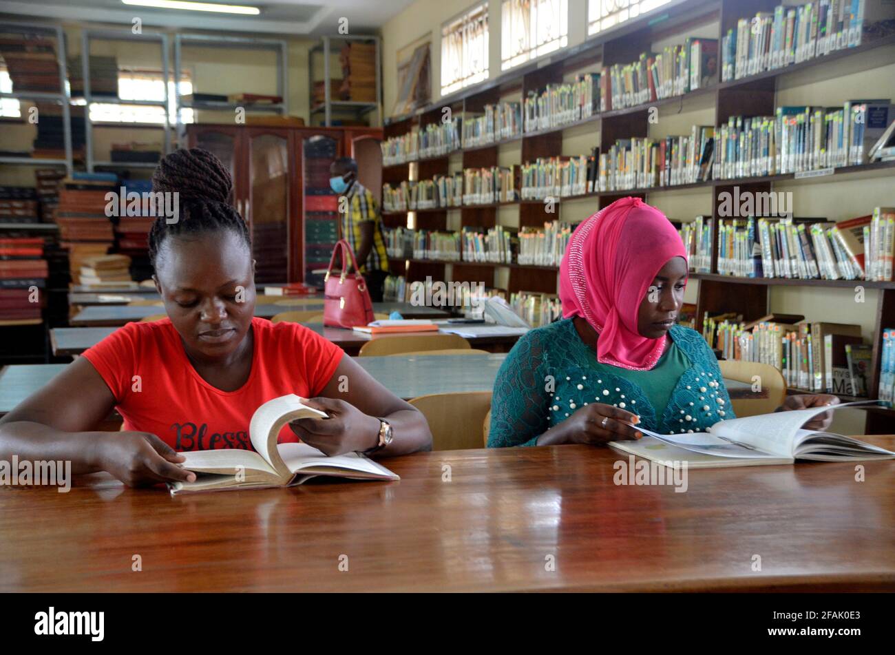 Kampala, Uganda. 23rd de Abr de 2021. La gente lee en una biblioteca en el  Día Mundial del Libro y el Derecho de Autor en Kampala, Uganda, 23 de abril  de 2021.