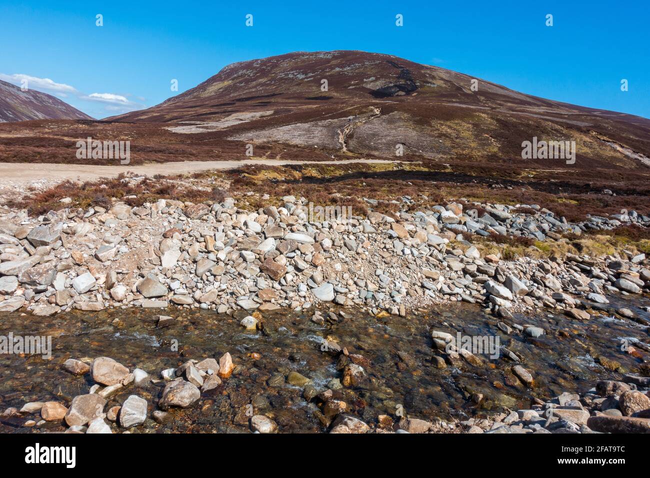 Meall Chuaich, una montaña de Munro cerca de Dalwhinnie, Escocia Foto de stock