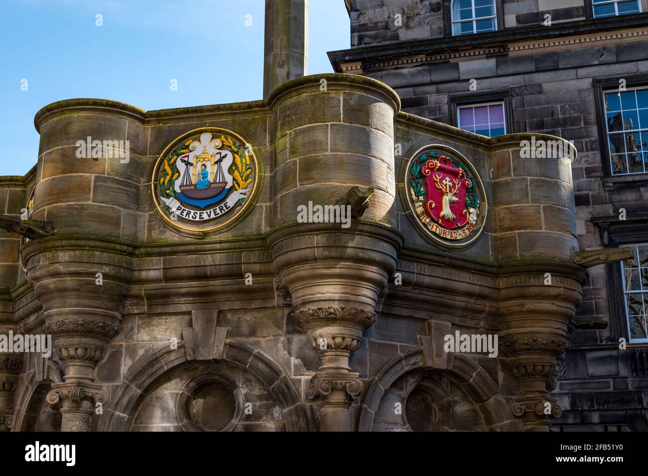 Leith escudo de armas y el lema perseverar recién pintado, Mercat Cross, Royal Mile, Edimburgo, Escocia, REINO UNIDO Foto de stock