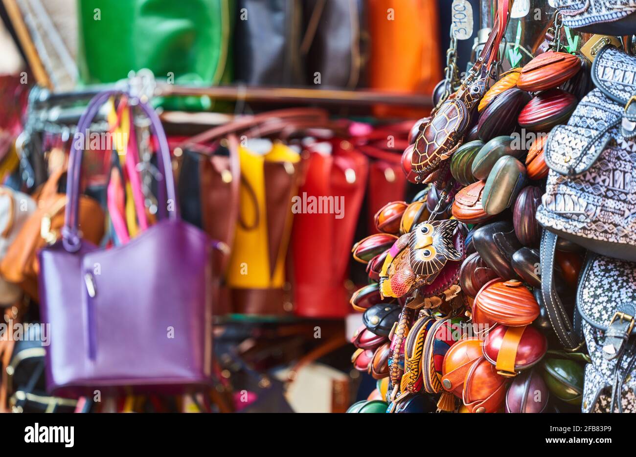 Varios accesorios para mujeres a la venta en el mercado central de Budapest  Fotografía de stock - Alamy