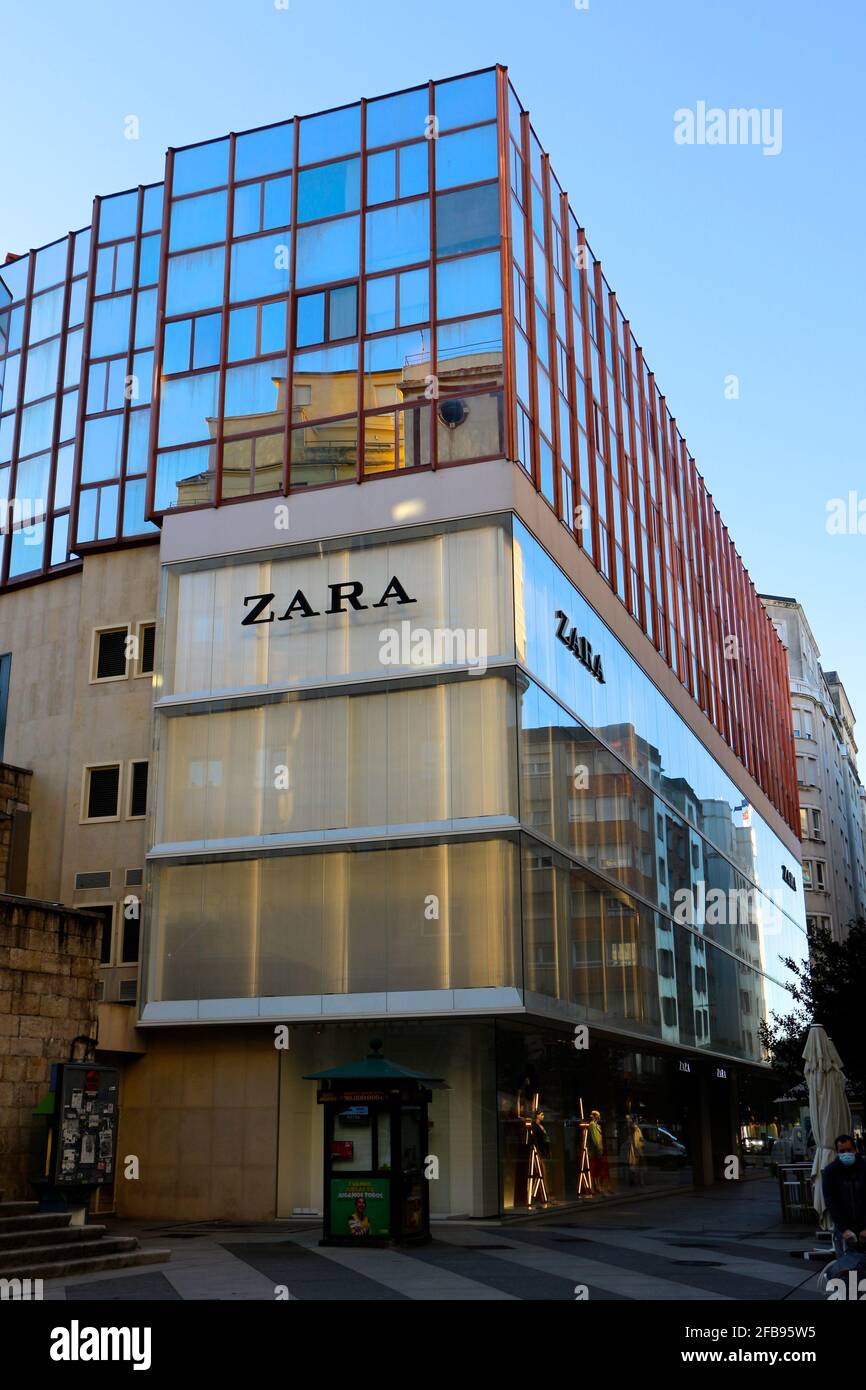 Cerrado gran tienda de ropa emblemática Zara en el centro de la ciudad de  Santander Cantabria España en una mañana temprana de primavera Fotografía  de stock - Alamy