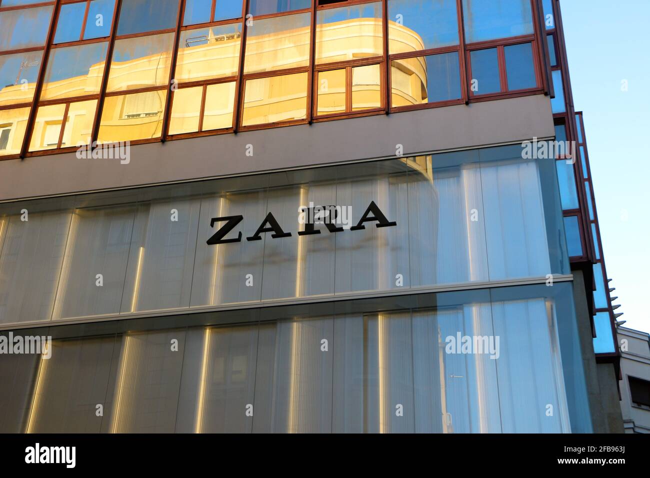 Cerrado gran tienda de ropa emblemática Zara en el centro de la ciudad de  Santander Cantabria España en una mañana temprana de primavera Fotografía  de stock - Alamy