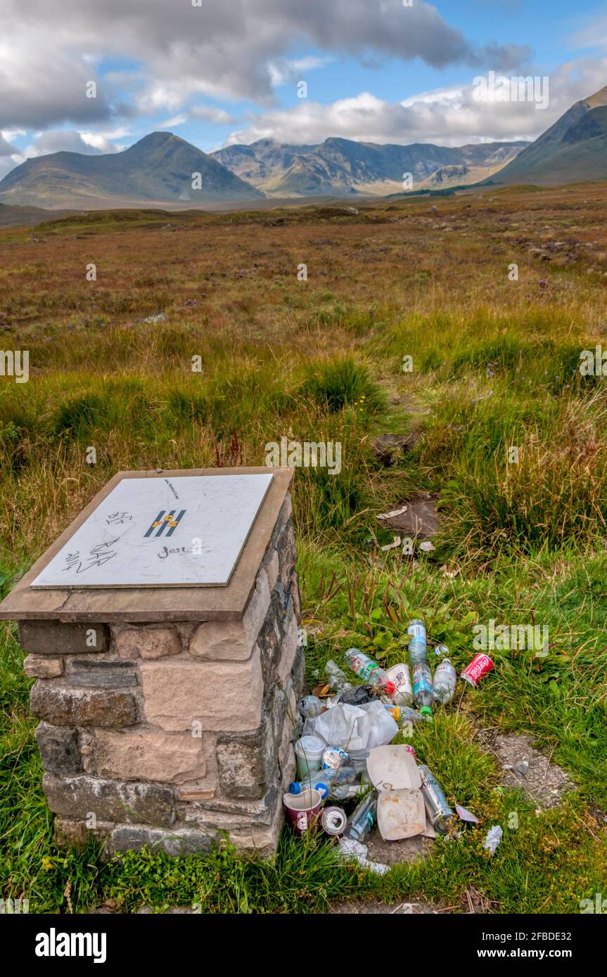 La basura salió en un mirador en Rannoch Moor en las Tierras Altas de Escocia. Foto de stock