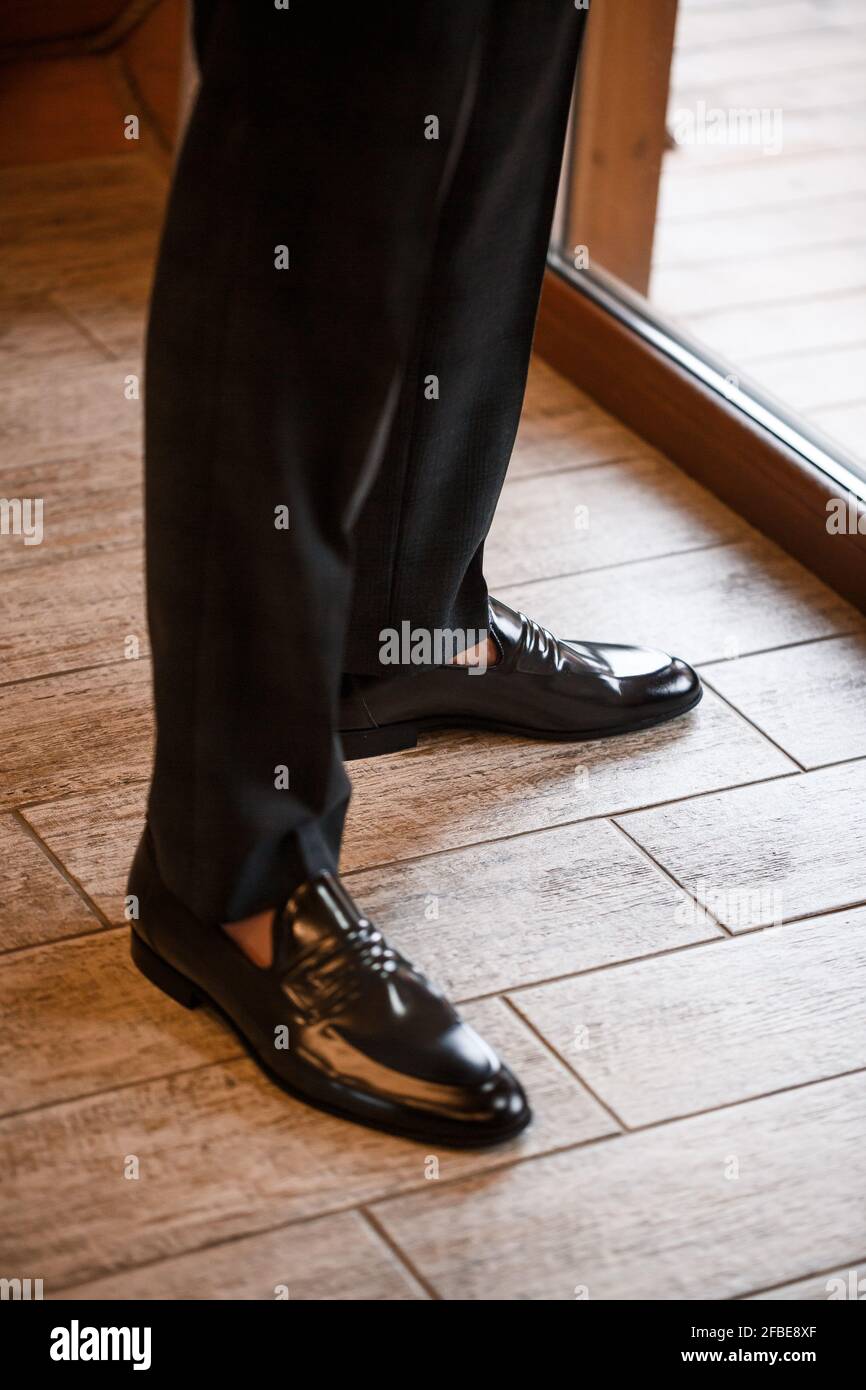Hombre de negocios pone zapatos con estilo. Ropa para hombres Fotografía de  stock - Alamy