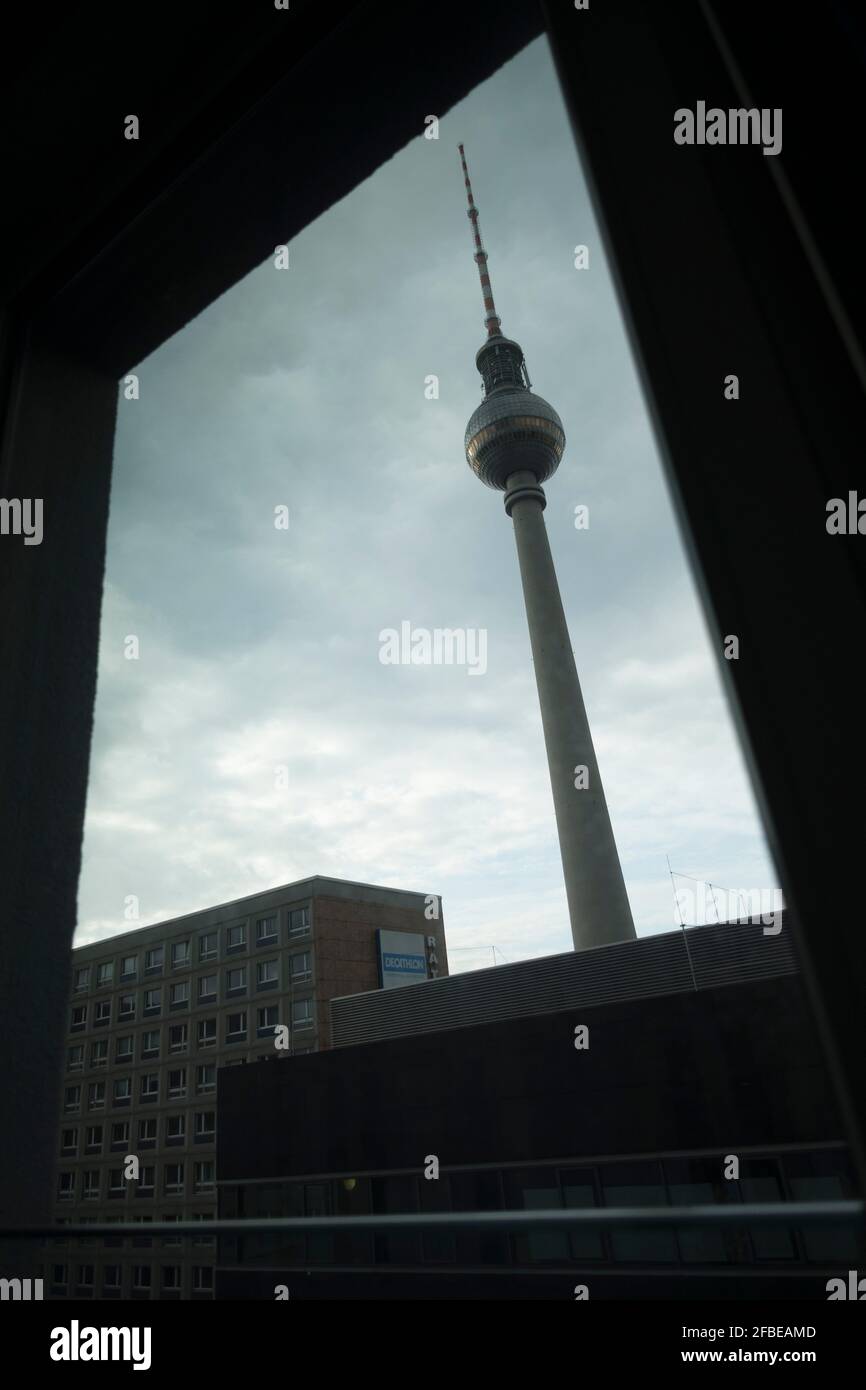 Der ostberliner Fernsehturm am Alexanderplatz. Foto de stock