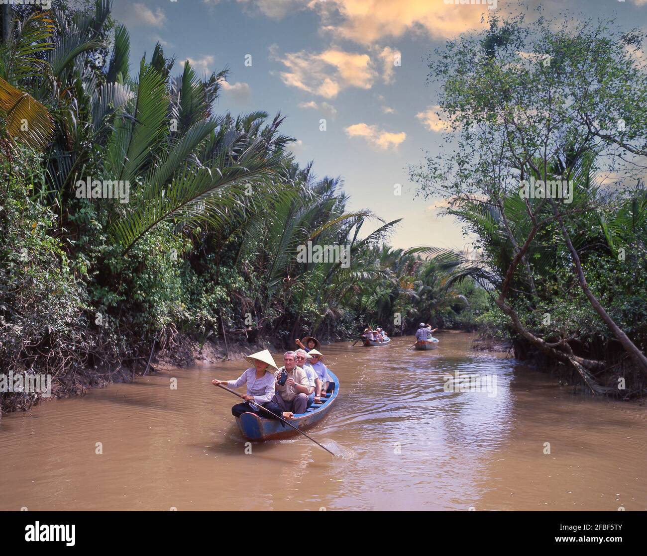 Paseo turístico en sampán a través del delta del Mekong, la isla Unicornio, My Tho, República Socialista de Vietnam Foto de stock
