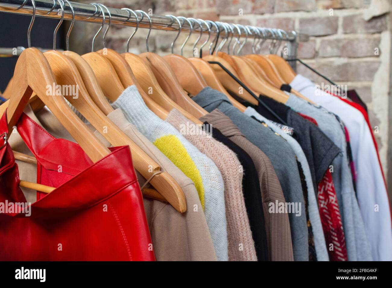 Segunda mano usó ropa en perchas para la donación y reventa. Venta de garaje  o concepto de compras económicas. Segunda vida para su ropa. Selectivo  Fotografía de stock - Alamy