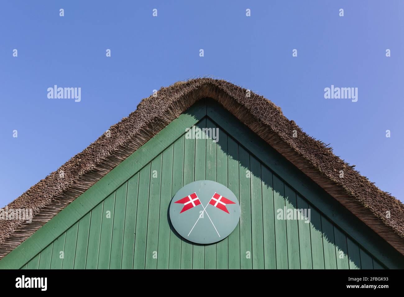 Dinamarca, Romo, banderas danesas pintadas bajo techo de paja de la estación de bomberos Foto de stock