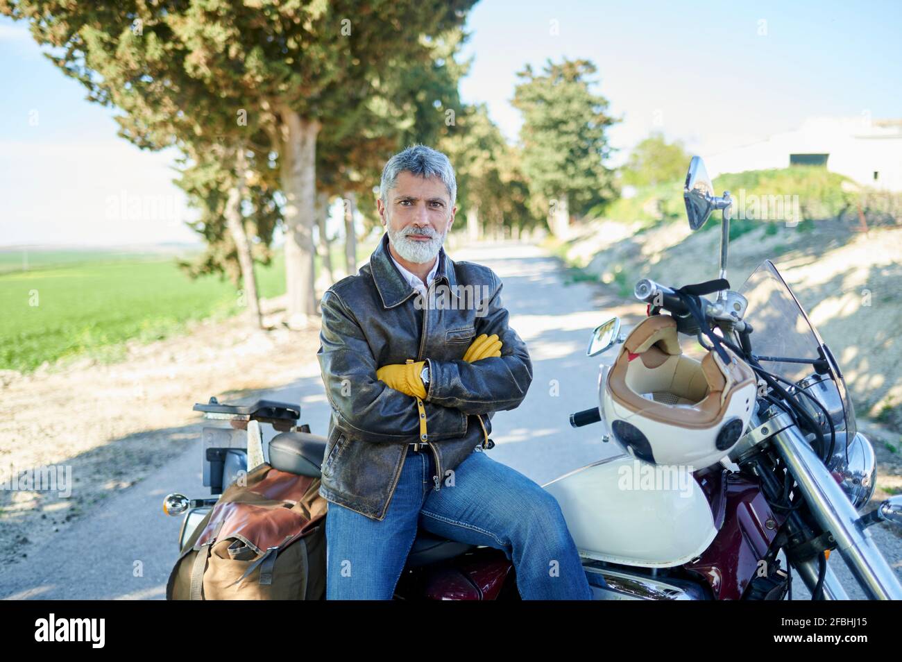 Portrait mature man on motorcycle fotografías e imágenes de alta resolución  - Alamy