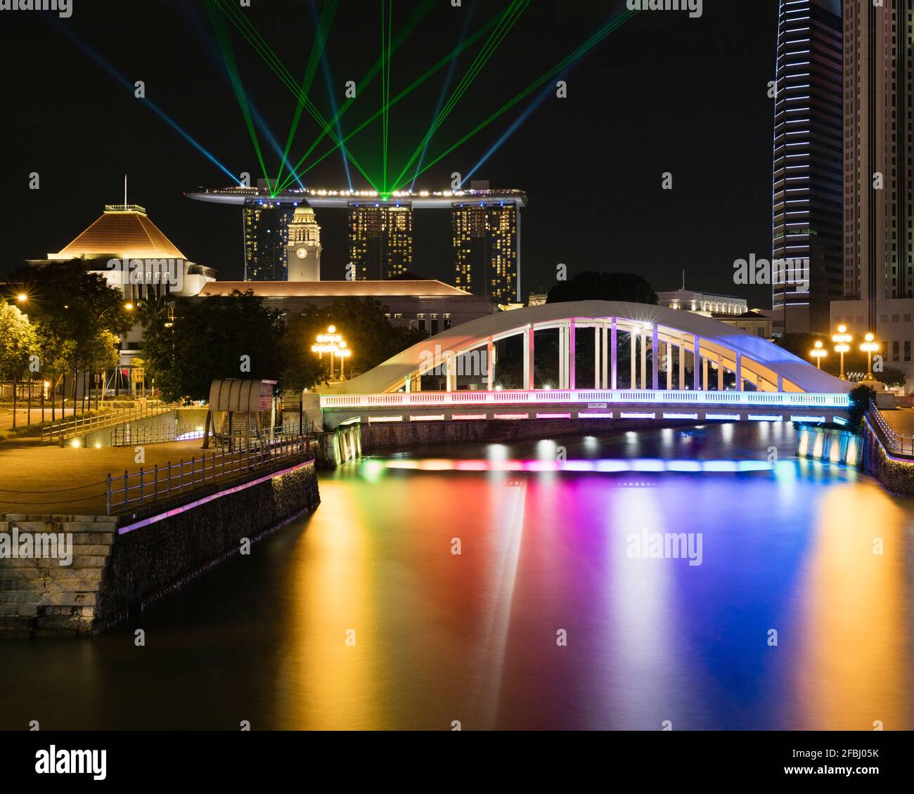 Singapur, puente Elgin por la noche con Marina Bay Sands en el fondo Foto de stock