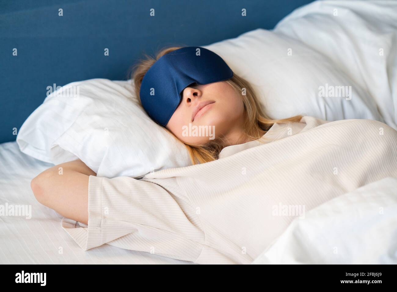 Antifaz dormir fotografías e imágenes de alta resolución - Alamy