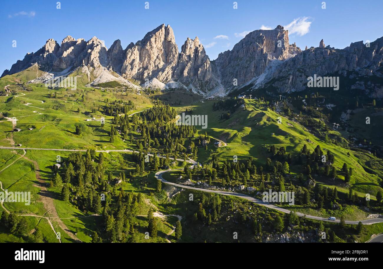 Italia, Tirol del Sur, Vista aérea del Paso de Gardena Foto de stock