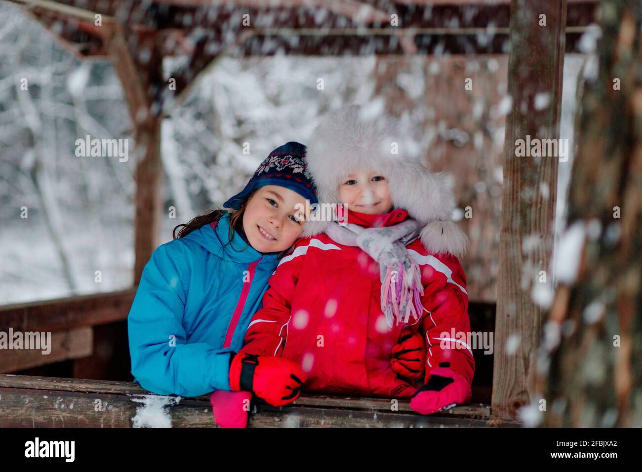 Chicas en ropa de invierno fotografías e imágenes de alta resolución - Alamy