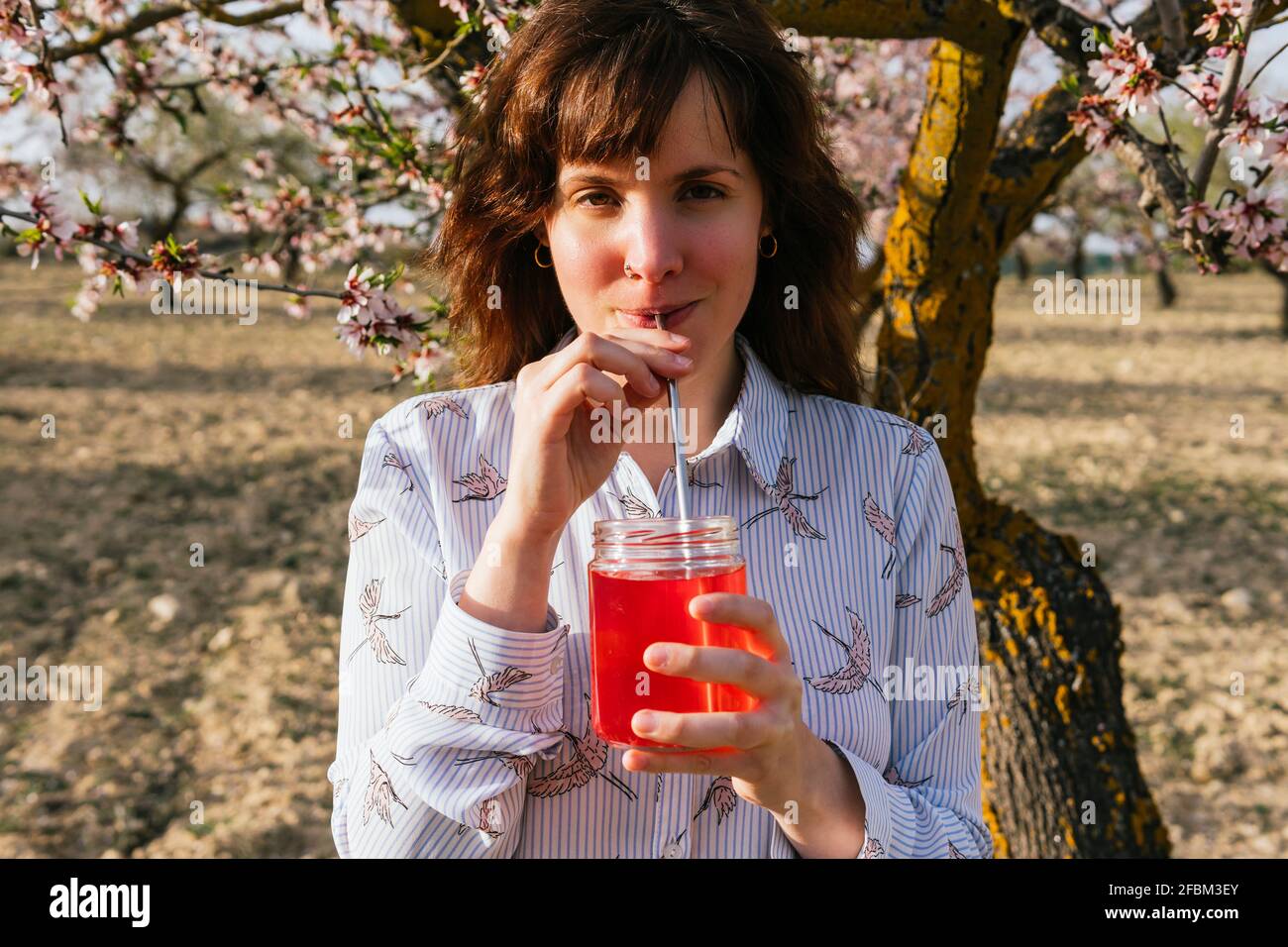 Gente tomando refrescos fotografías e imágenes de alta resolución Alamy