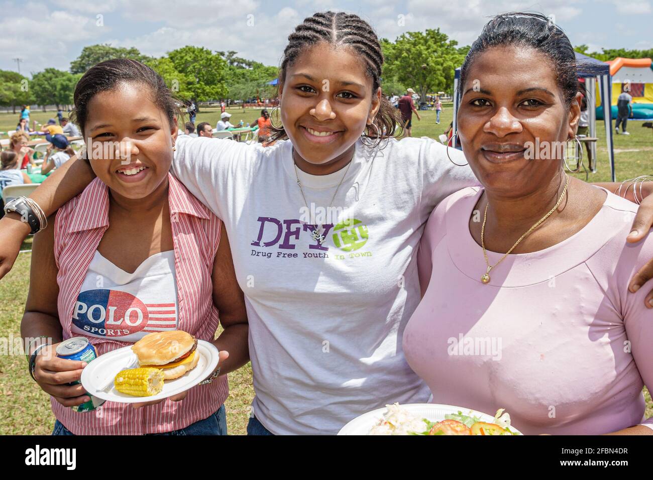 Miami Florida, Tropical Park Drug Free Youth in Town DFYIT, picnic de grupo de estudiantes adolescentes contra la adicción, adolescente negra madre hermana abrazando, Foto de stock
