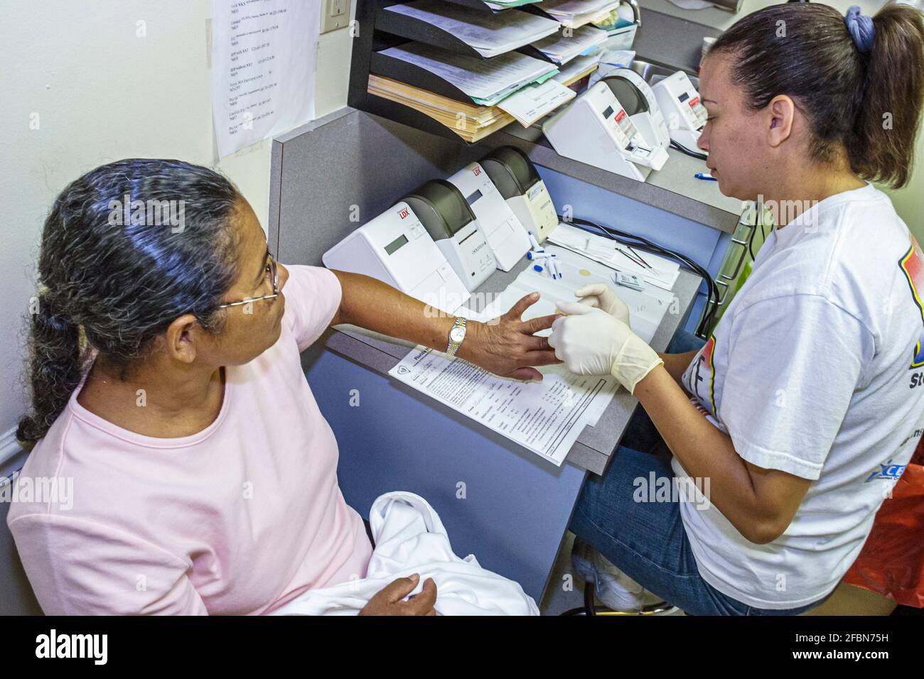 Miami Beach Florida, Centro de Salud de la Comunidad, mujer hispana mujer mujer mujer libre prueba de colesterol técnico, extracción de sangre, Foto de stock