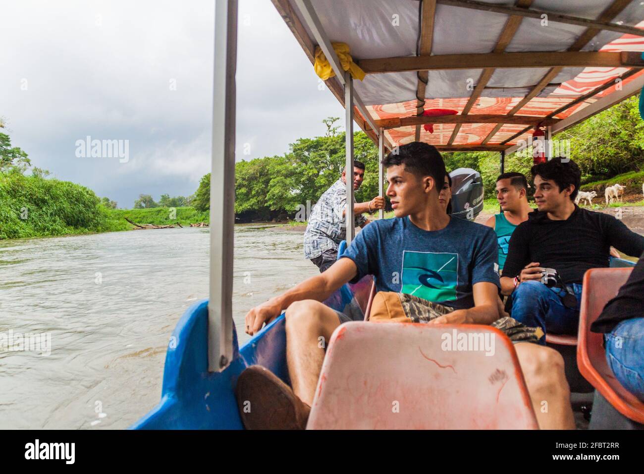 LA MUERTE, COSTA RICA - 14 DE MAYO de 2016: Pasajeros de un barco que viaja desde La Pavona hasta Tortuguero en el río La suerte. Foto de stock