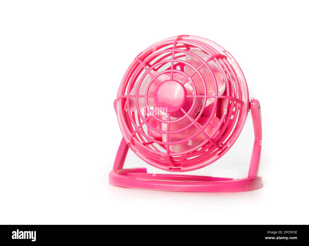 Ventilador de mesa eléctrico girando color rosa y amarillo ia generativa