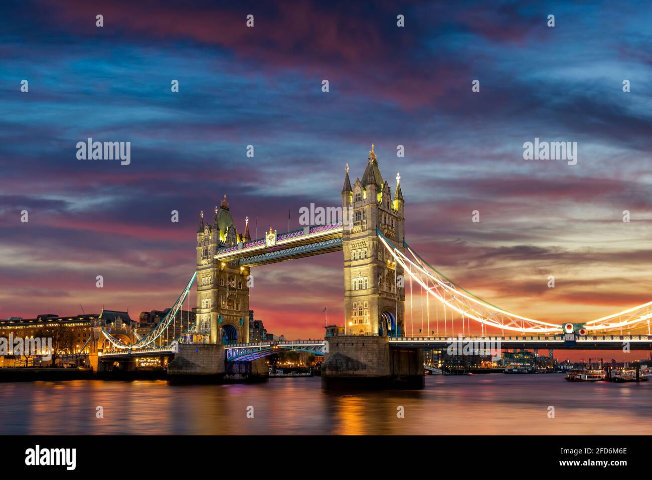 Tower Bridge iluminado al atardecer, Londres, Inglaterra. Foto de stock